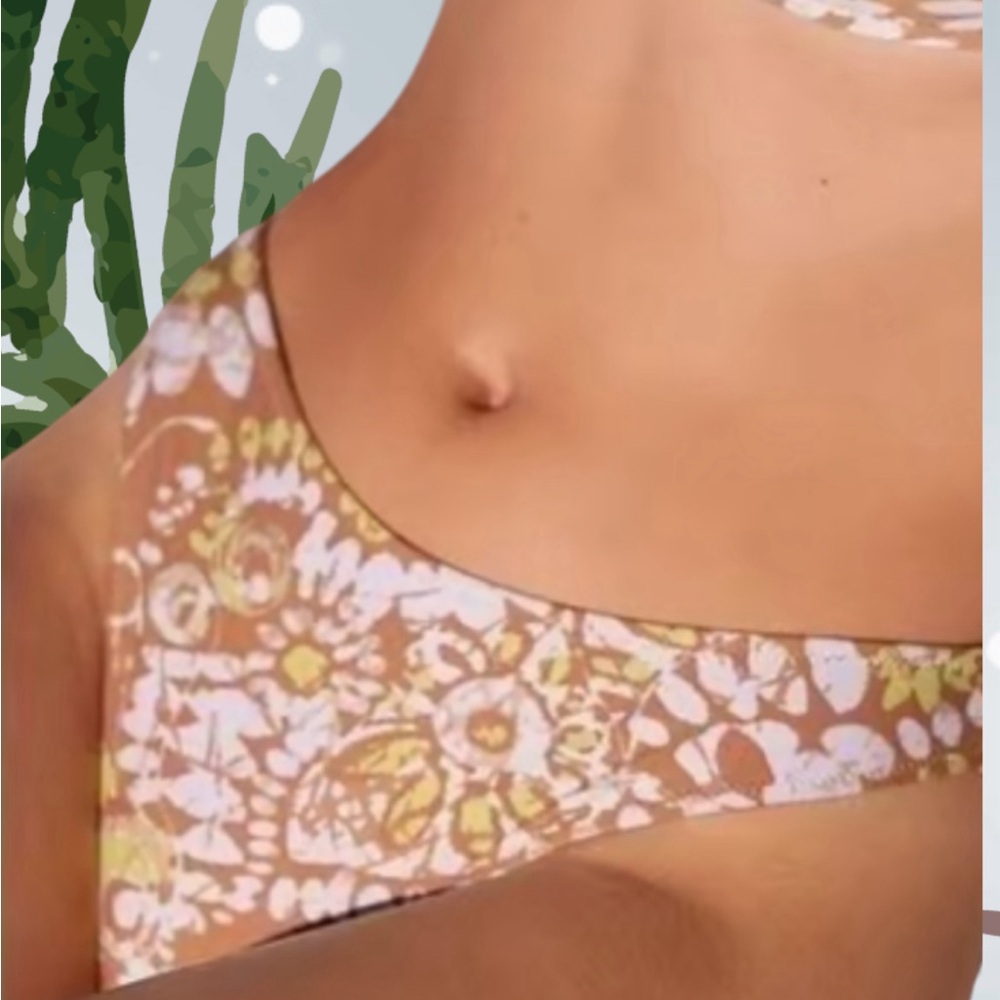 Aerie Cheekiest Coupe Tres
Echancree Bikini Bottom Size M